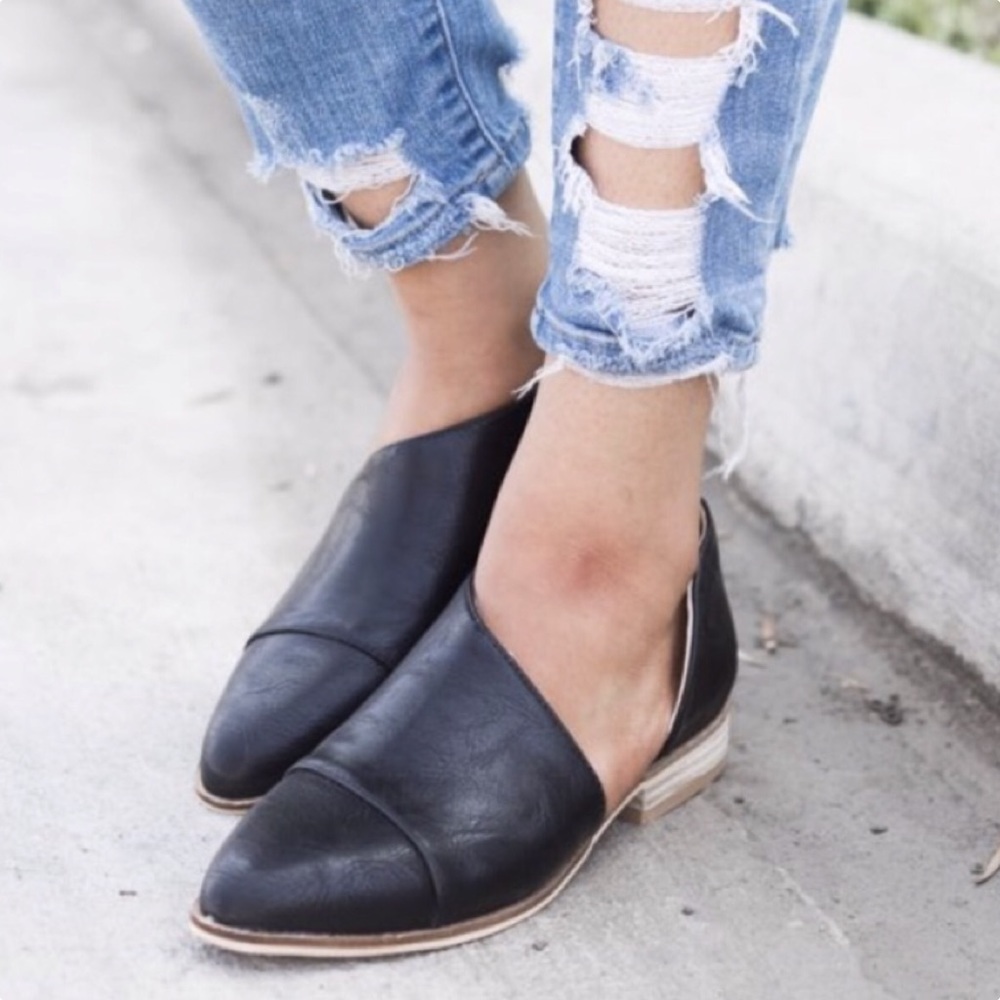 🆕Brooklyn Cut Out Flats in Black - Picture 2 of 3